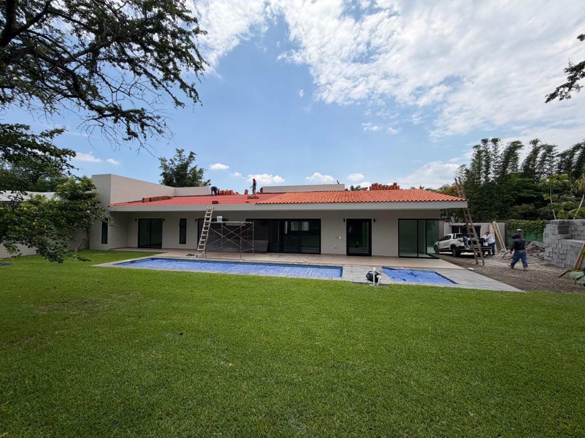 Fachada posterior con alberca