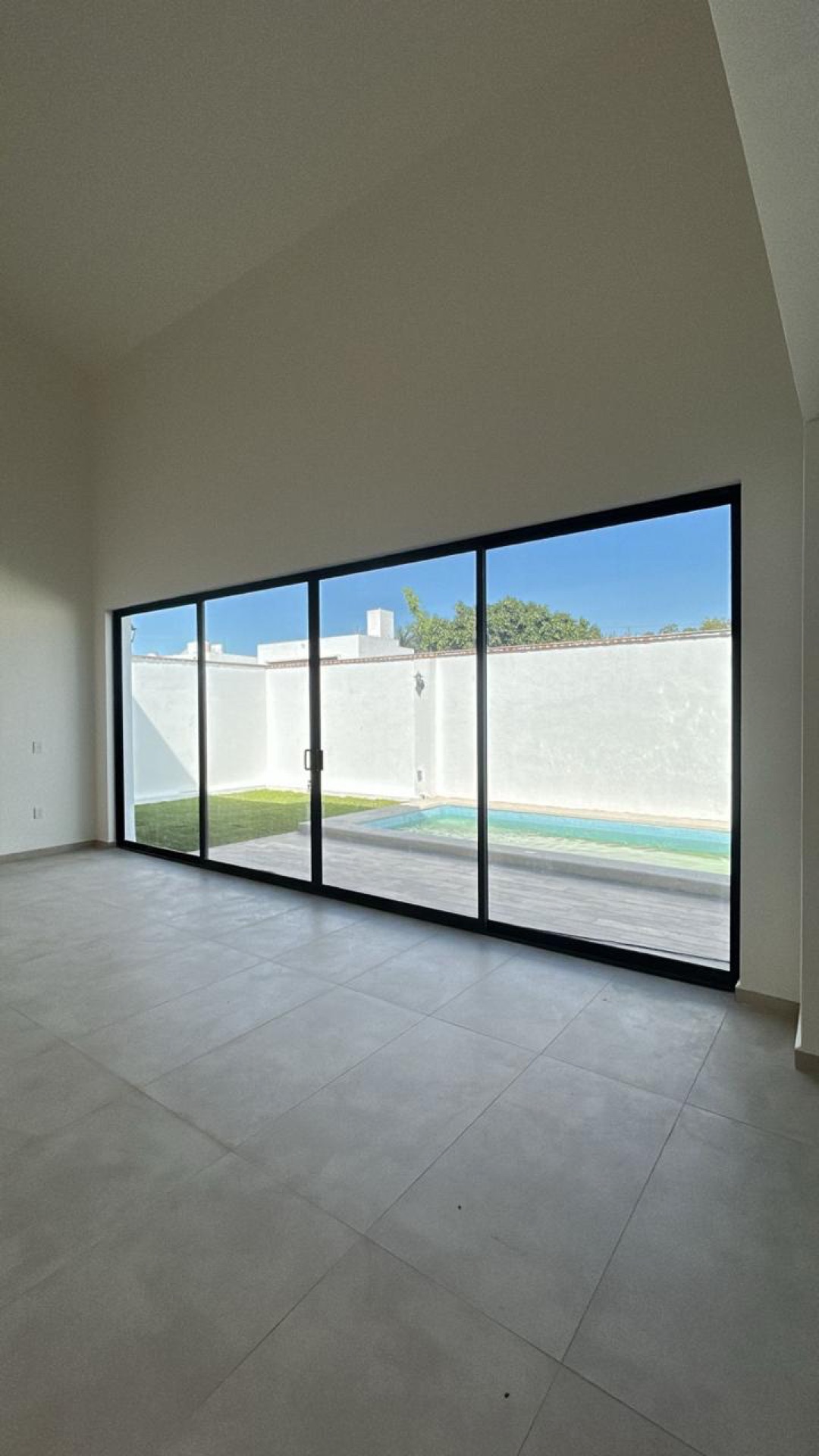 Sala con ventanales al jardín